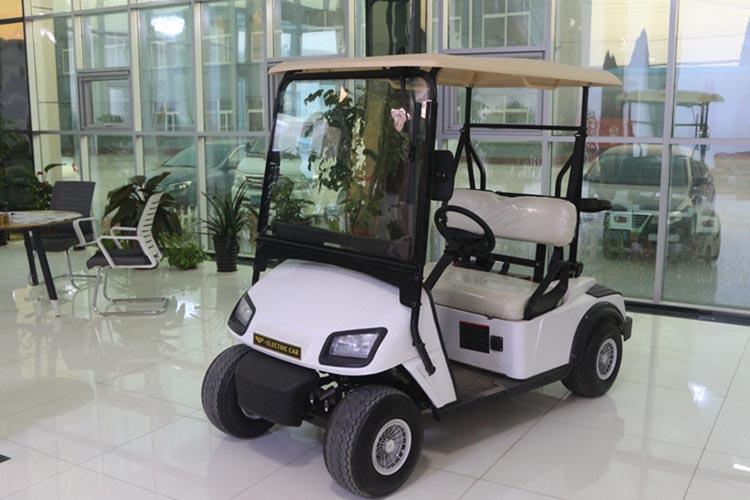 2座电动高尔夫车是专为高尔夫球场设计开发的环保型乘用车辆，也可在度假村、别墅区、花园式酒店、旅游景区等处使用